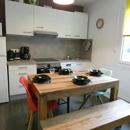 T2 Pour 4 Pers. Avec Balcon, Parking, Et Cuisine Equipee - - Fr-1-457-282 *